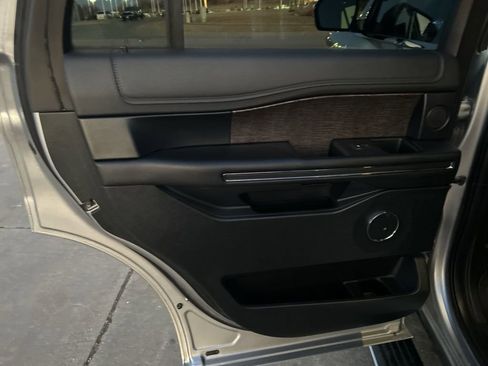 Used 2020 Ford Expedition Limited image 15
