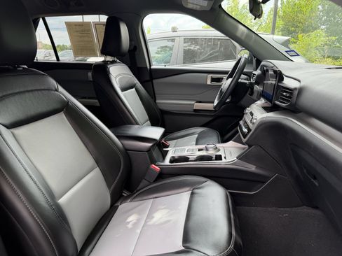 Used 2022 Ford Explorer XLT w/ Equipment Group 202A RWD image 12