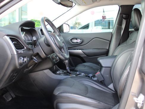 Used 2019 Jeep Cherokee Limited w/ Luxury Group image 10