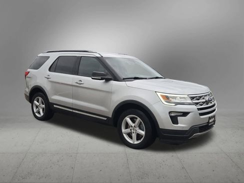 Used 2018 Ford Explorer XLT w/ Equipment Group 202A image 8
