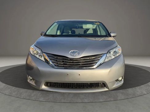 Used 2014 Toyota Sienna XLE image 2