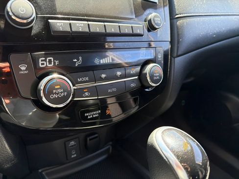 Used 2017 Nissan Rogue SV AWD/4WD image 17