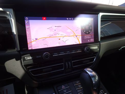 Used 2021 Porsche Macan AWD/4WD image 19