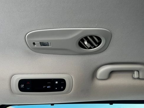 Used 2024 Chrysler Pacifica Touring-L image 16