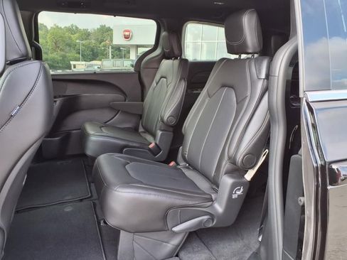 New 2026 Chrysler Pacifica Select image 5