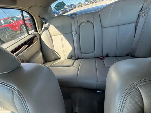 Used 2009 Lincoln Town Car Signature Limited image 19