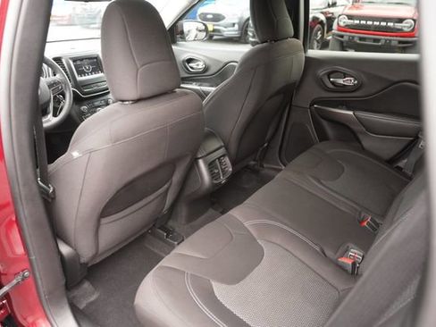 Used 2020 Jeep Cherokee Latitude FWD image 11