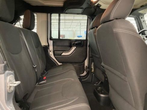 Used 2017 Jeep Wrangler Unlimited Sahara w/ Connectivity Group AWD/4WD image 13