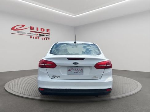 Used 2015 Ford Focus SE FWD image 9