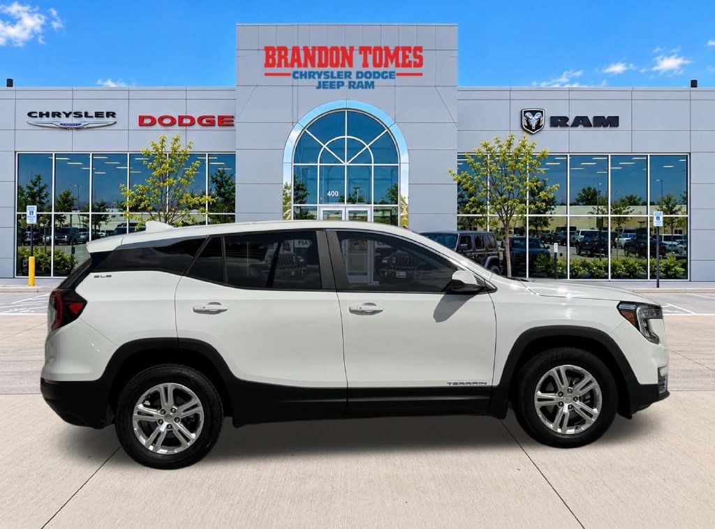 Used 2024 GMC Terrain SLE AWD/4WD image 3
