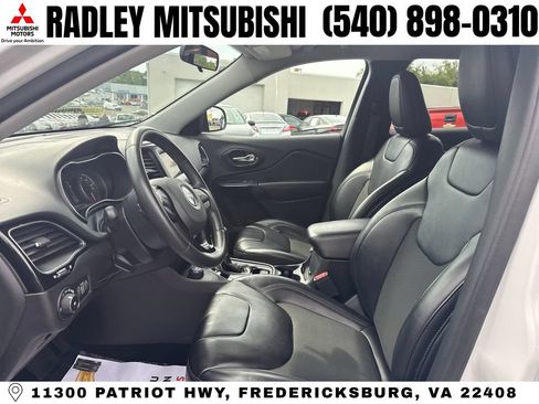 Used 2019 Jeep Cherokee Latitude Plus AWD/4WD image 3