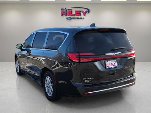 Used 2023 Chrysler Pacifica Touring-L image 3