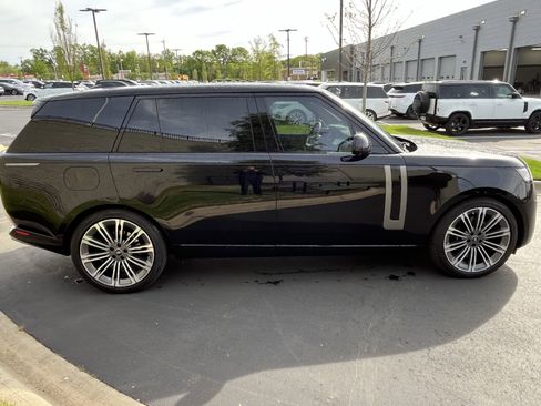 Used 2024 Land Rover Range Rover Long Wheelbase SE image 8