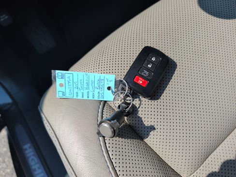 Used 2019 Toyota Highlander Limited AWD/4WD image 30
