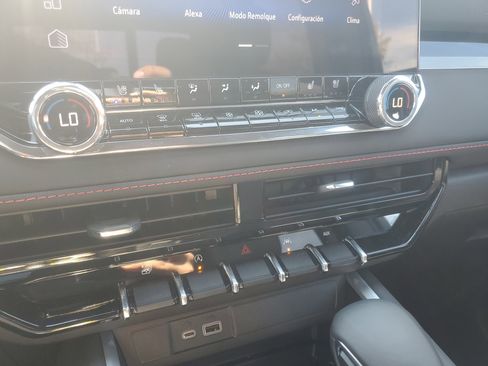 Used 2025 Chevrolet Colorado Z71 w/ Technology Package image 18