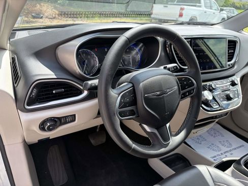 Used 2023 Chrysler Pacifica Touring-L FWD image 6