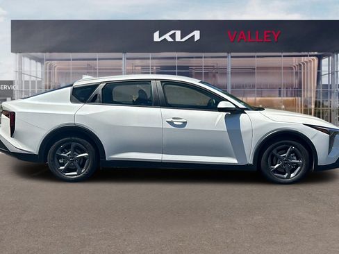 Certified 2025 Kia K4 FWD image 3
