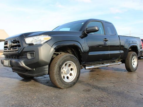 Used 2019 Toyota Tacoma SR image 12