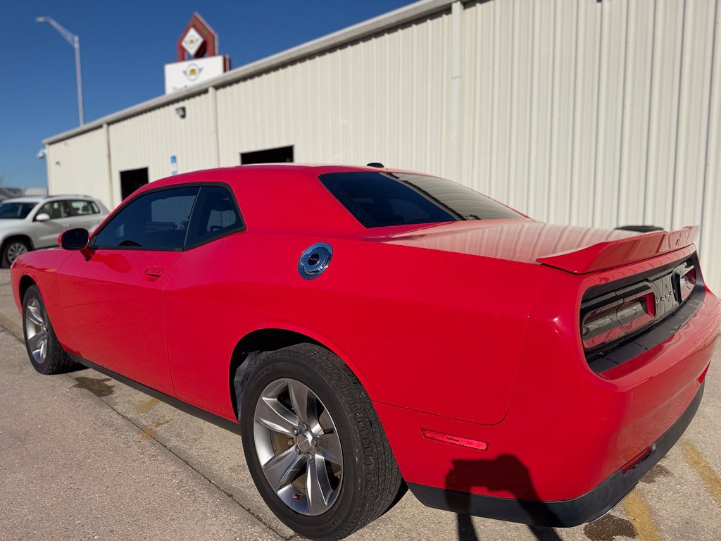 Used 2019 Dodge Challenger SXT RWD image 3