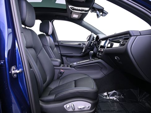 Certified 2025 Porsche Macan image 27