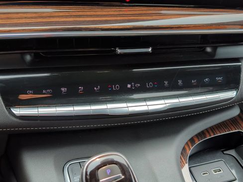 Used 2021 Cadillac Escalade Premium Luxury AWD/4WD image 23