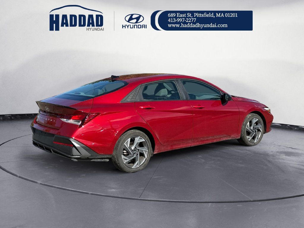 Used 2025 Hyundai Elantra Sport FWD image 5