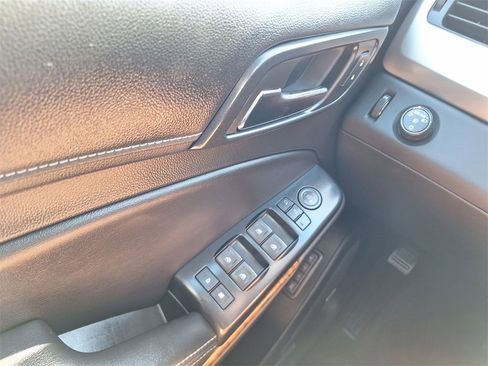 Used 2018 Chevrolet Suburban Premier image 17