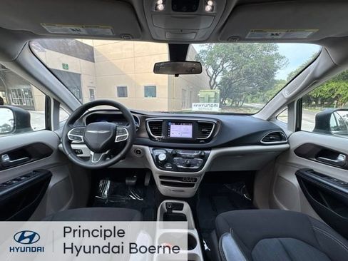 Used 2022 Chrysler Voyager LX FWD image 11