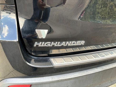 Used 2017 Toyota Highlander XLE AWD/4WD image 22