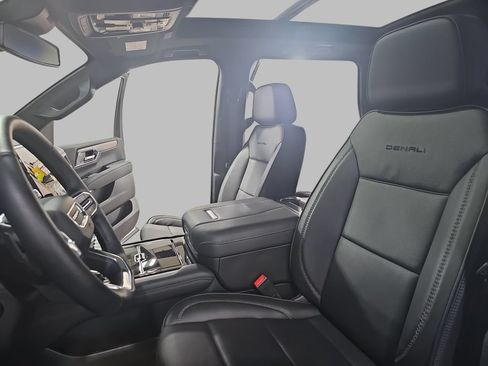 Used 2026 GMC Yukon Denali w/ Sun & Power Step Package AWD/4WD image 19