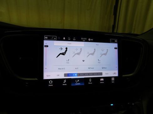 Used 2023 Chrysler Pacifica Touring-L image 27