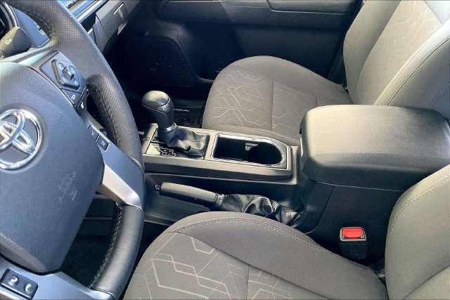 Used 2019 Toyota Tacoma TRD Off-Road w/ Technology Package AWD/4WD image 13