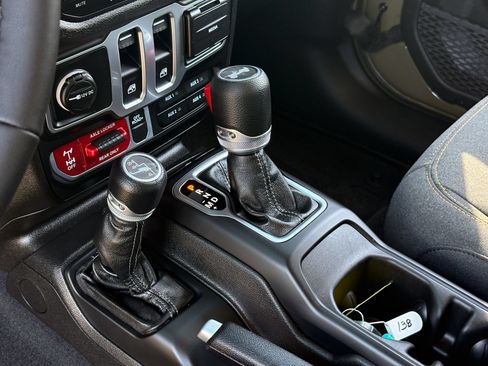 Used 2025 Jeep Wrangler Sport AWD/4WD image 30