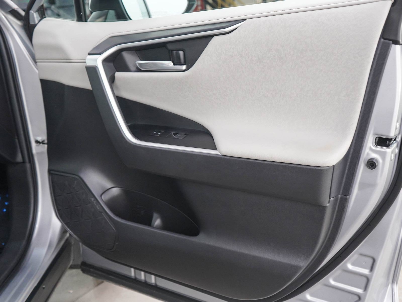 Used 2025 Toyota RAV4 Limited w/ Weather Package AWD/4WD image 9