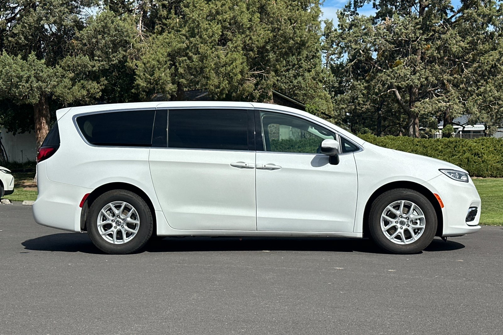 Used 2023 Chrysler Pacifica Touring-L FWD image 3