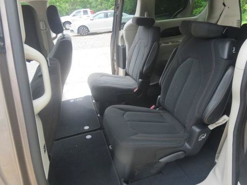 Used 2017 Chrysler Pacifica Touring FWD image 18