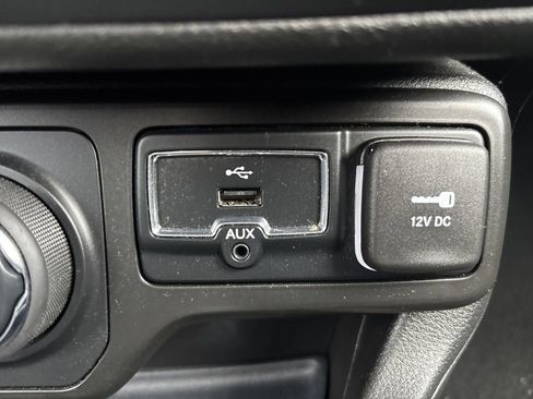 Used 2018 Jeep Renegade Latitude w/ Cold Weather Group image 20