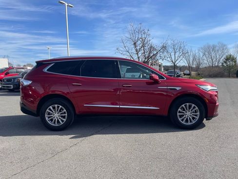 Used 2023 Buick Enclave Essence image 8