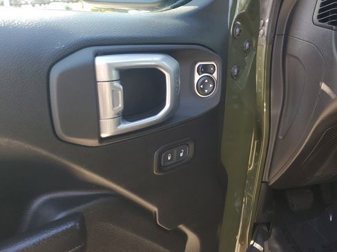 Used 2022 Jeep Gladiator Willys image 19