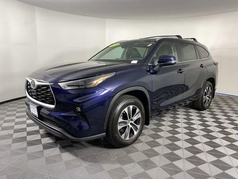 Used 2024 Toyota Highlander XLE AWD/4WD image 4