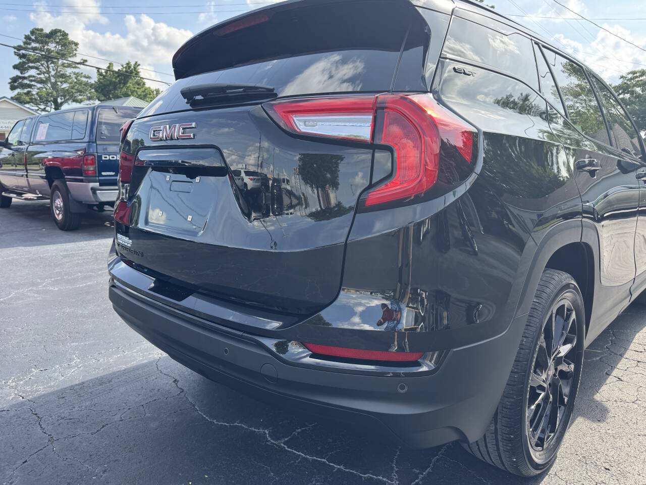 Used 2023 GMC Terrain SLT w/ Tech Package FWD image 18
