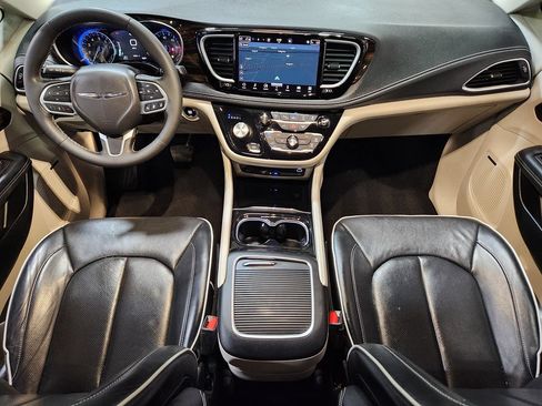 Used 2023 Chrysler Pacifica Limited w/ Uconnect Theater Family Group FWD image 49