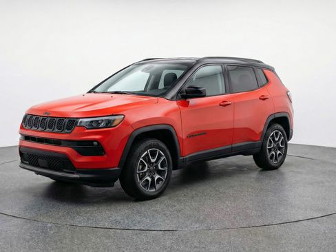 Used 2025 Jeep Compass Trailhawk image 3