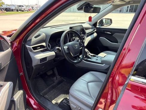 Used 2021 Toyota Highlander XLE AWD/4WD image 11