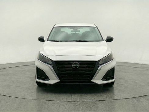 Used 2025 Nissan Altima 2.5 SV FWD image 2