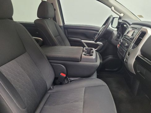 Used 2018 Nissan Titan SV image 21