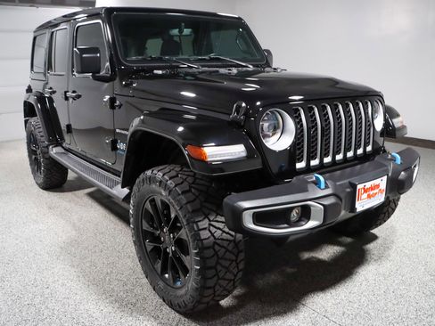 Used 2023 Jeep Wrangler Unlimited Sahara w/ Cold Weather Group AWD/4WD image 5