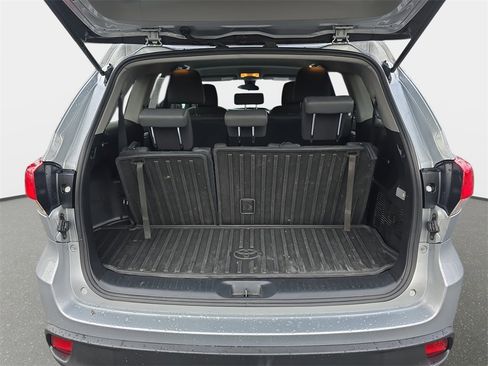 Used 2017 Toyota Highlander LE image 14