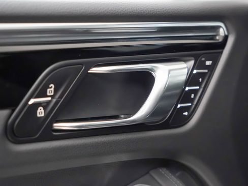 Certified 2026 Porsche Macan AWD/4WD image 19