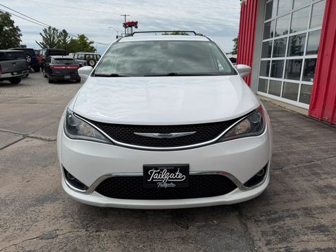 Used 2020 Chrysler Pacifica Touring-L FWD image 3